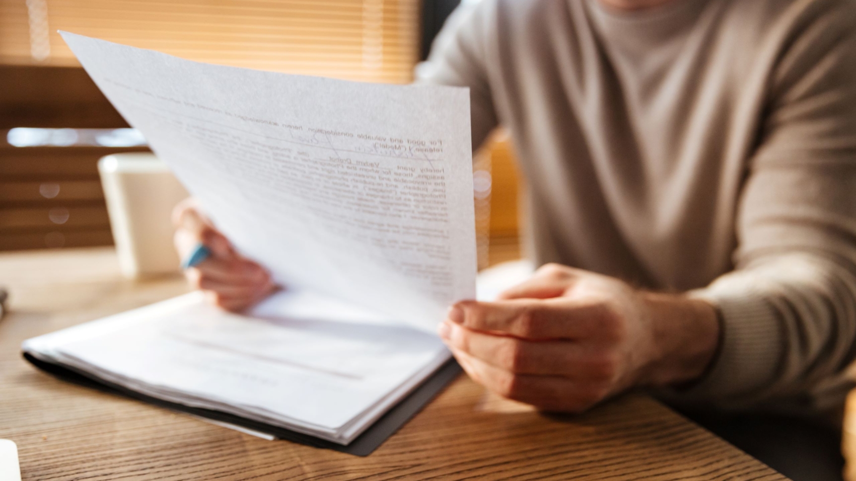 O inventário é o procedimento realizado para oficializar a transferência dos bens do falecido aos seus herdeiros. Esse procedimento pode ser realizado de forma judicial e, também de forma extrajudicial (em cartório). Para ambos os caminhos a presença de um advogado especializado é crucial, pois além de garantir a legalidade e eficiência do procedimento, também atua como mediador em situações de conflito familiar.